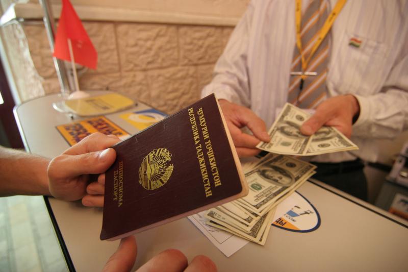 Российские банки снижают для мигрантов тарифы на международные денежные переводы