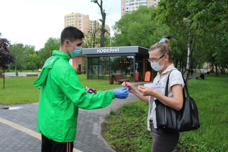 Волонтёры раздали жителям Реутова ленточки цветов российского триколора