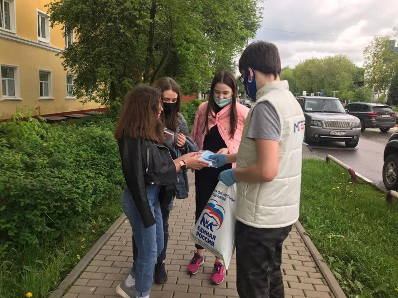 Сторонники раздали одноразовые маски на улицах городского округа Щелково