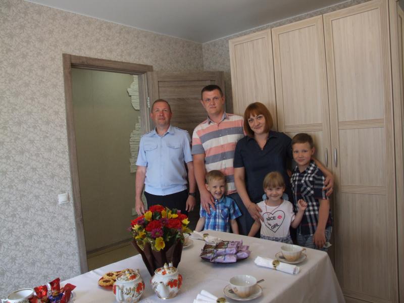 Руководство Дмитровского отдела вневедомственной охраны поздравило многодетную семью сотрудника