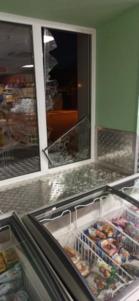 В Подмосковье сотрудники Росгвардии задержали двоих молодых людей, которые разбили витрину магазина