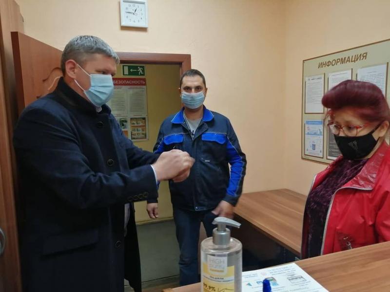 Депутат провел проверку офиса УК на соблюдение санитарных норм