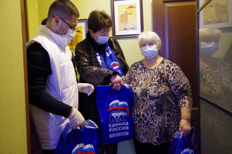 В День волонтера подмосковные добровольцы доставили продукты питания пенсионерам города Видное