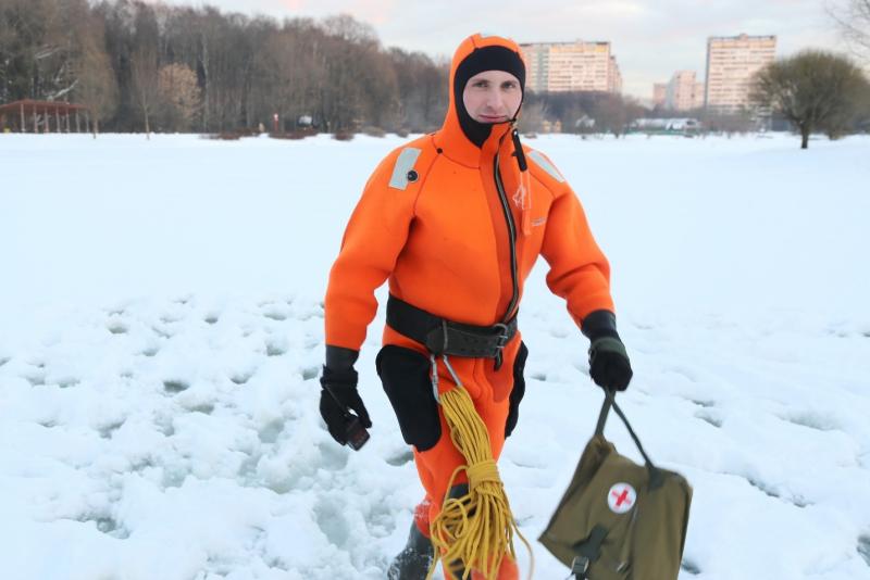 На пруду в Терлецком лесопарке спасён мужчина,
провалившийся под лёд.