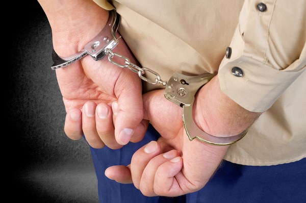 В Центральном округе полицейские задержали подозреваемого в покушении на мелкое взяточничество