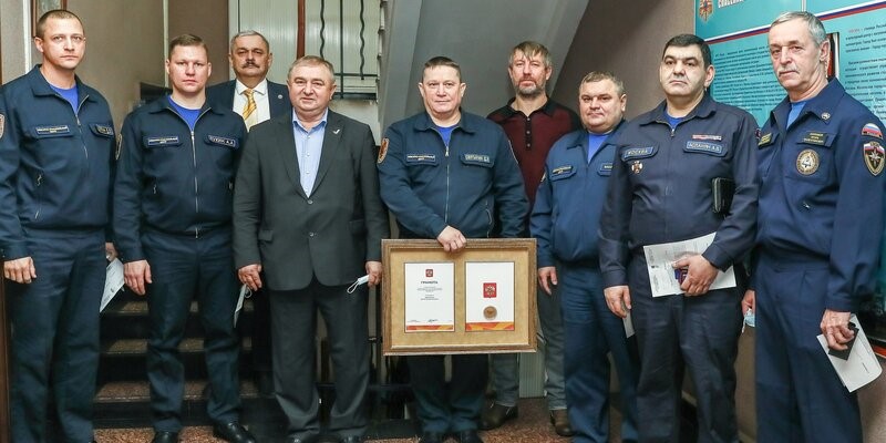Спасатели и пожарные столицы получили
медали от МЧС Абхазии