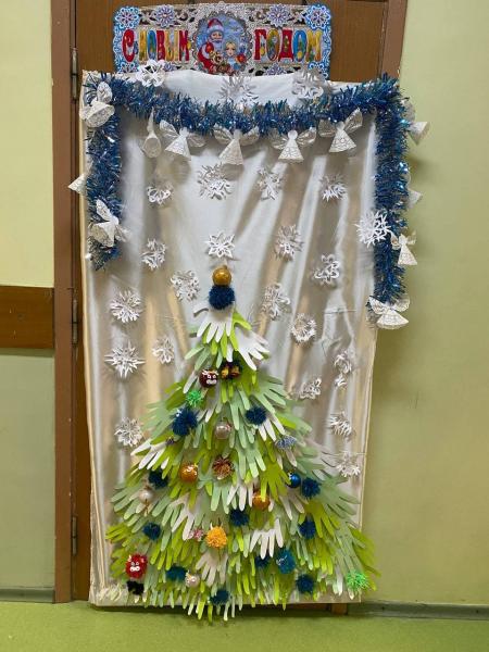 Выставка креативных новогодних елок прошла в школе №1354
