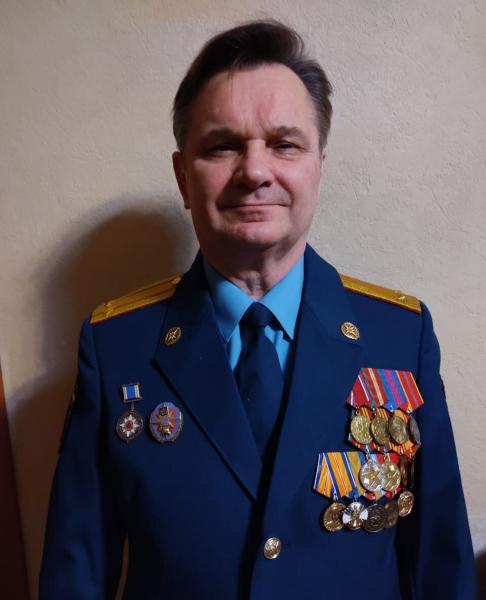Начальник аварийно-спасательного отряда № 1 Анатолий Борисович Шабатура обучил более 500 огнеборцев и спасателей