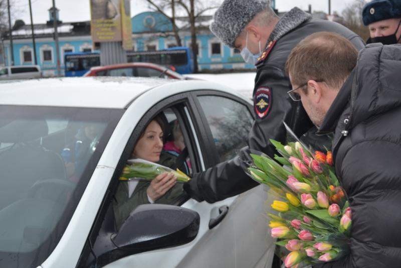 Общественный совет и инспекторы ГИБДД Зеленограда поздравили автоледи с Международным женским днем