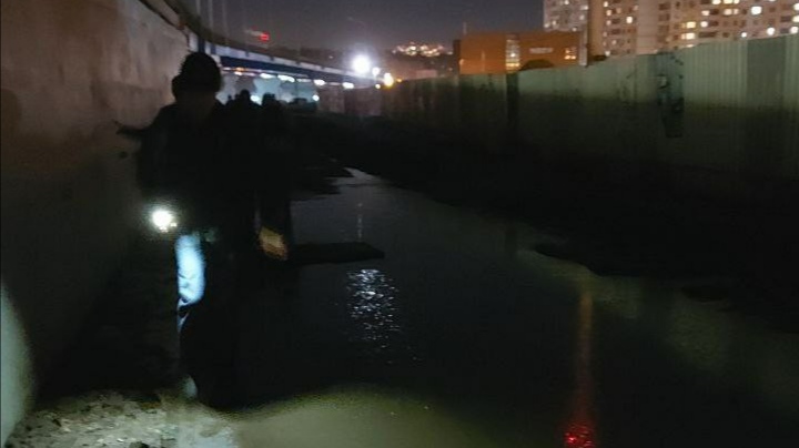 Жители Красногорска ходят по дороге от станции Потягино в полной темноте
