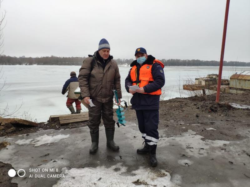 Спасатели ГКУ МО «Мособлпожспас» предупредили Ногинских рыбаков об опасностях тонкого льда
