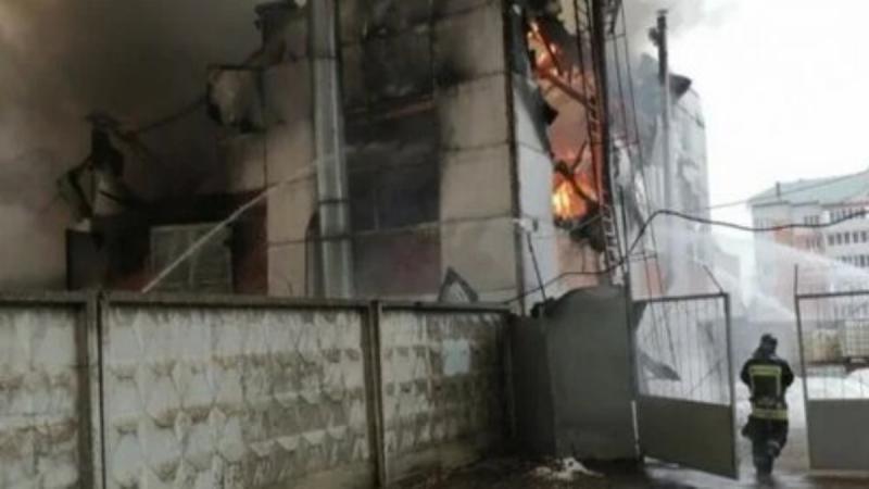 В Бронницах загорелось здание по производству детских площадок