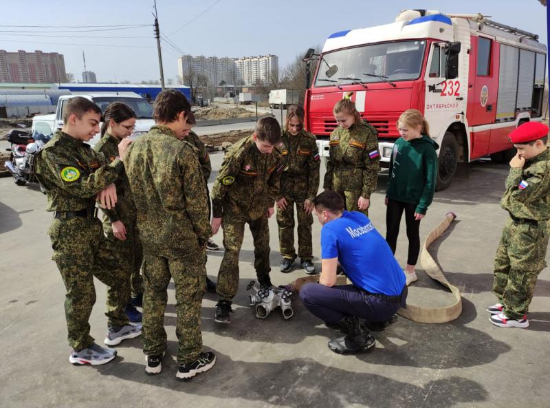Работники 232-й пожарной части ГКУ МО «Мособлпожспас» провели для школьников экскурсию по подразделению