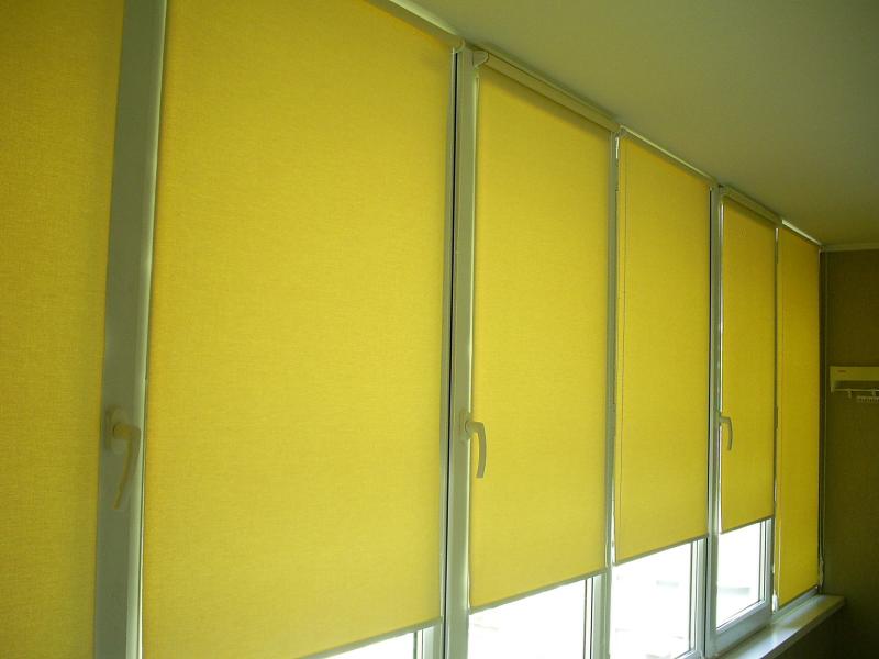 Выбираем рулонные шторы на пластиковые окна на балконе