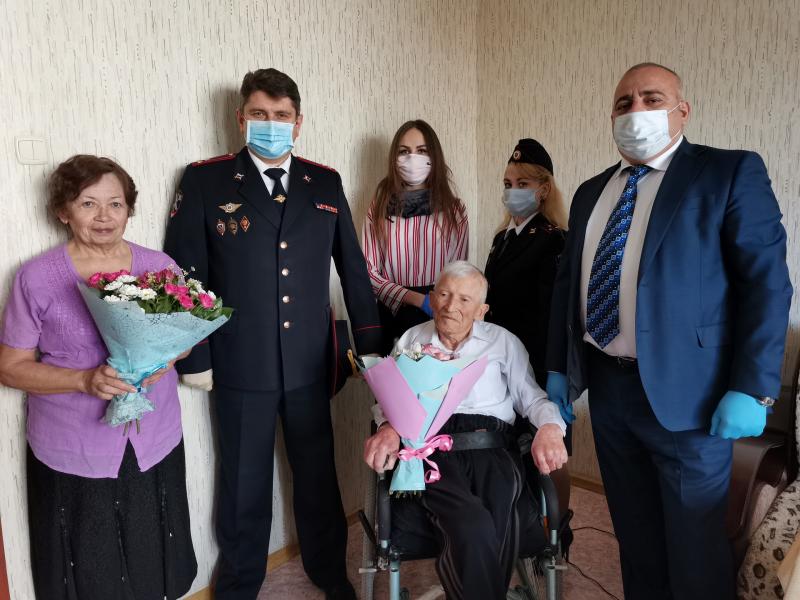 В преддверии Дня Победы руководство УВД по ТиНАО совместно с общественником поздравили ветерана Великой Отечественной войны с наступающим праздником