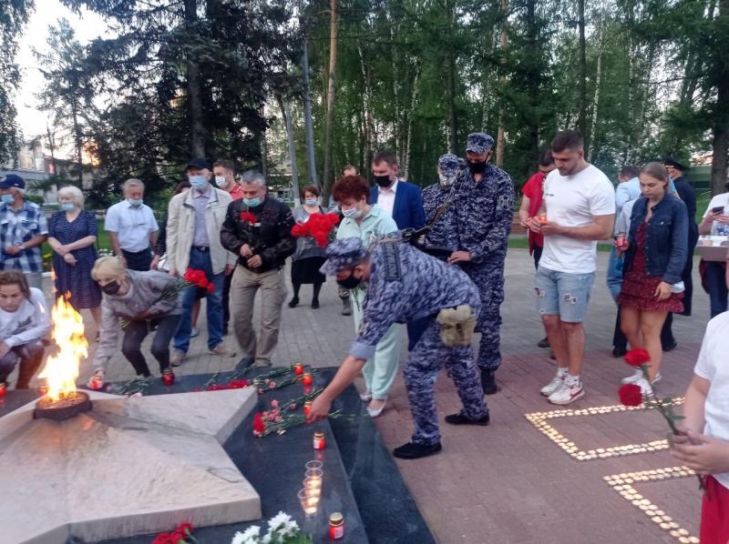 В Подмосковье сотрудники Росгвардии приняли участие в акции «Свеча памяти»