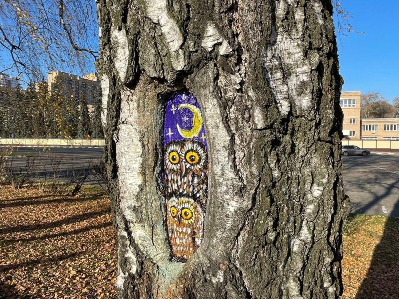Сказочные персонажи украсили деревья в парках Реутова