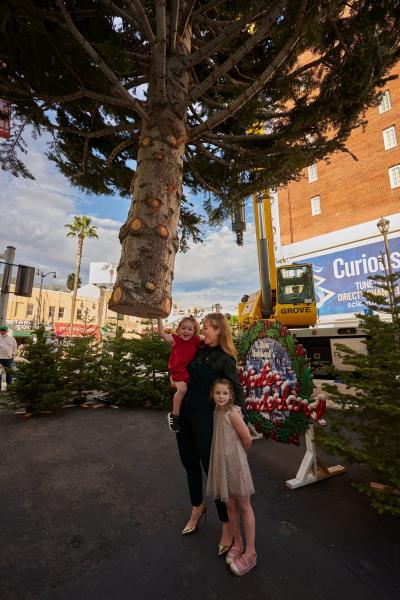 Актриса Эрика Кристенсен приветствует гигантскую рождественскую елку и возвращение праздников в Голливуд