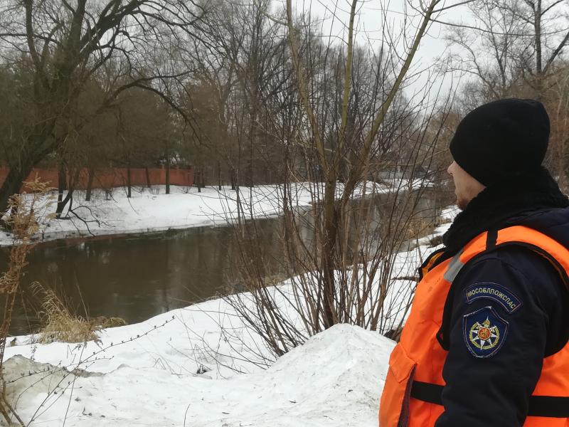 Спасатели Подмосковья посоветовали жителям региона не приближаться к водоемам в период ледостава