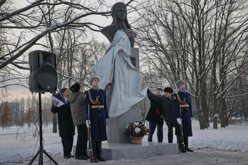 Памятник легендарному летчику, уроженцу Шуши, дважды Герою Советского союза Нельсону Степаняну установили в Санкт-Петербурге
