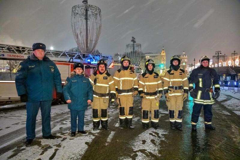 МЧС Москвы: Более 900 сотрудников обеспечили пожарную безопасность в Новогоднюю ночь