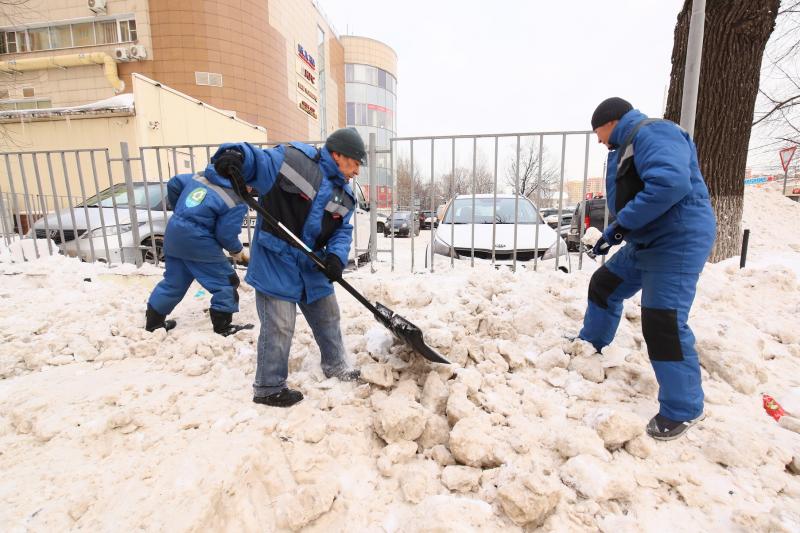 Реутов убирают от снега 325 дворников и более 100 единиц техники