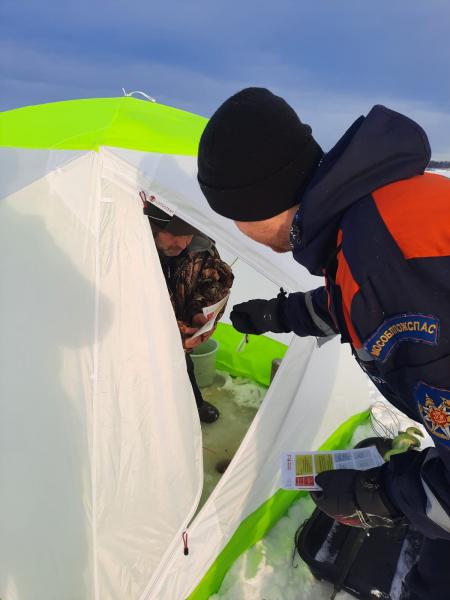 Спасатели ГКУ МО «Мособлпожспас» напомнили рыболовам о мерах предосторожности при выходе на лед