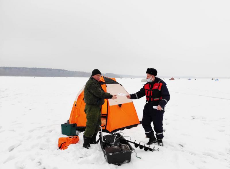 Подмосковные спасатели рассказали рыбакам о мерах безопасности на зимних водоемах