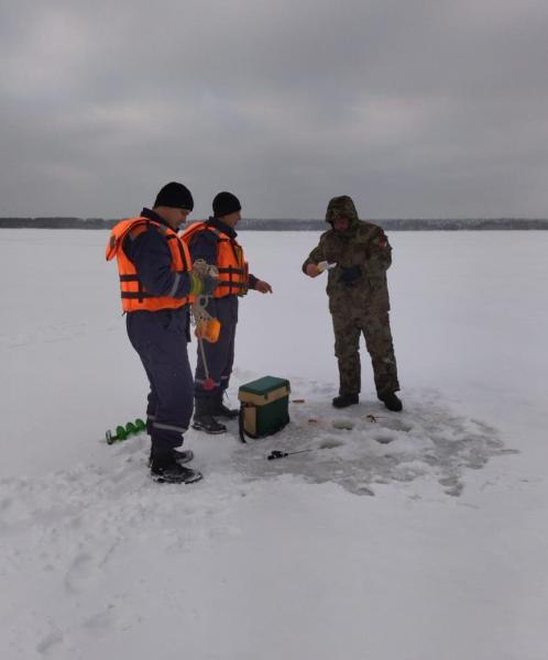 Спасатели просят рыбаков, которые чаще всего проваливаются под лед водоемов, подумать о собственной безопасности