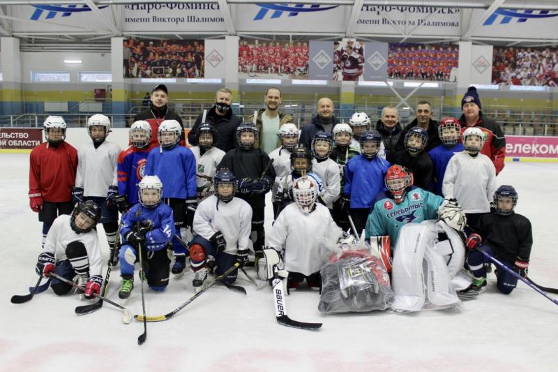 Компания Ball подарила хоккейную экипировку учащимся спортивной школы в Наро-Фоминске
