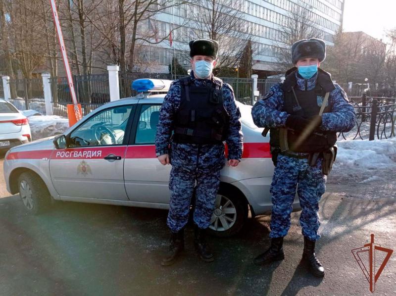 Сотрудники Росгвардии задержали подозреваемого в угоне автомобиля такси в Подмосковье