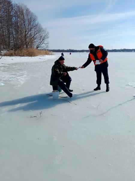Спасатели ГКУ МО «Мособлпожспас» напомнили рыбакам об опасности весеннего льда