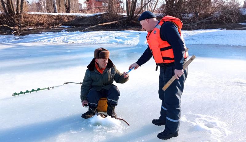 Спасатели ГКУ МО «Мособлпожспас» напомнили рыбакам, что нужно делать при провале под лед
