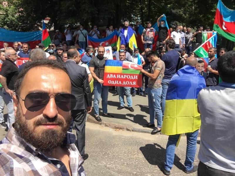 Азербайджанцы протестуют у посольства РФ из-за Украины и требуют вывода российских миротворцев из Карабаха