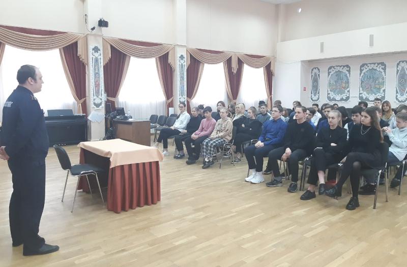 Работники ПСЧ-303 ГКУ МО «Мособлпожспас» провели урок безопасности для учеников Лыткаринской гимназии