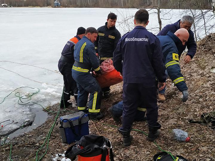 Пожарные ГКУ МО «Мособлпожспас» спасли двух рыбаков, провалившихся под лед на Кореневском карьере