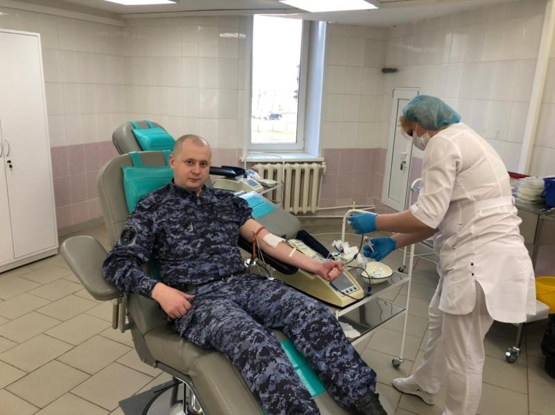 В Подмосковье в рамках акции «От сердца к сердцу» сотрудники Росгвардии сдали более 20 литров крови