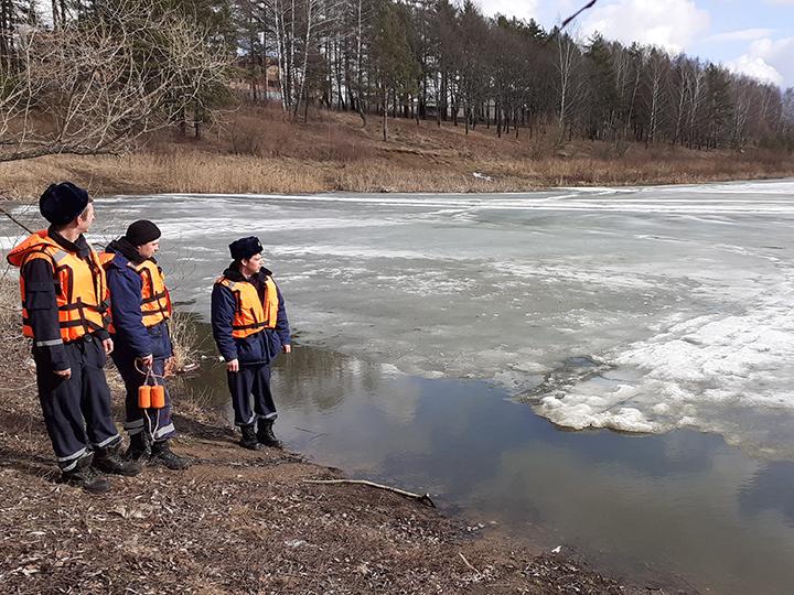 Спасатели ГКУ МО «Мособлпожспас» провели замеры толщины льда на водоемах Подмосковья