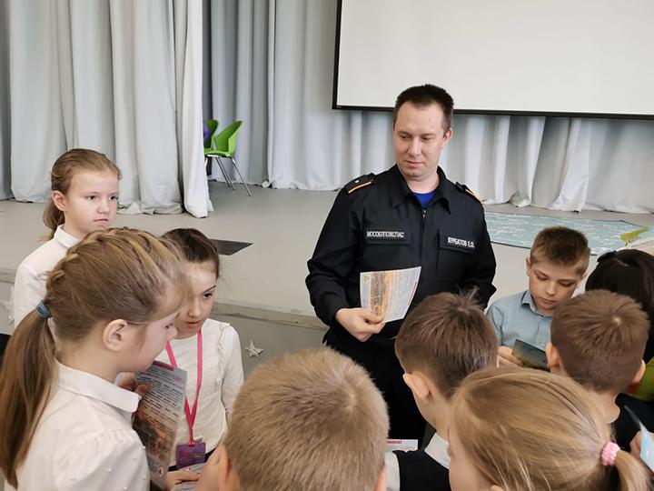 Работники 226-й пожарно-спасательной части провели в Песковской средней образовательной школе урок безопасности
