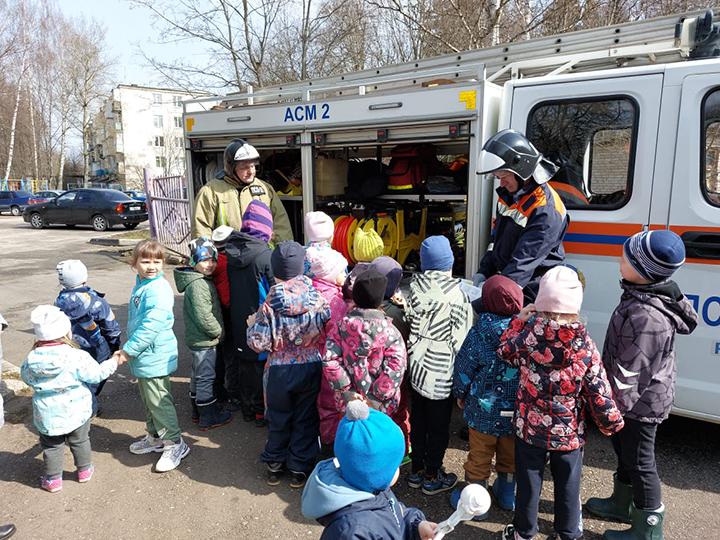 Работники ГКУ МО «Мособлпожспас» провели занятия по пожарной безопасности для дошколят в Рузском городском округе
