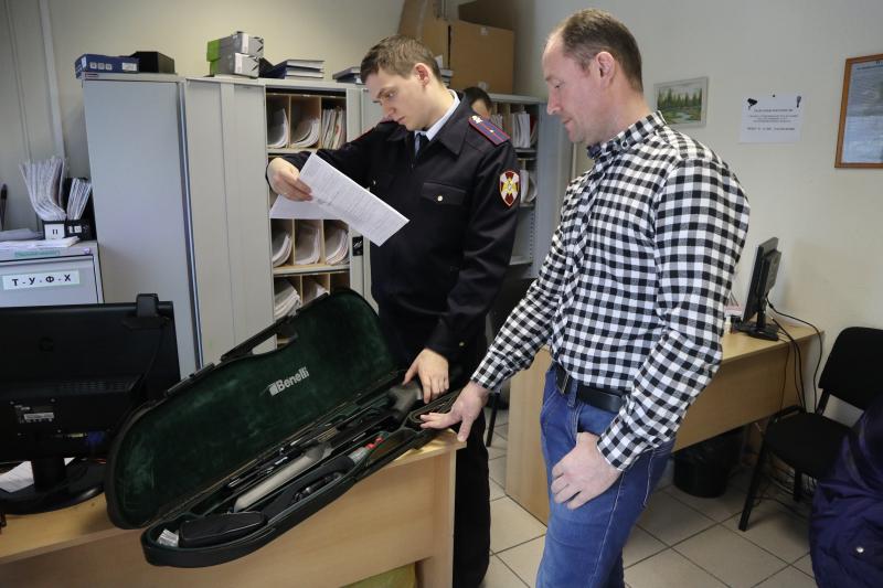 Сотрудники Росгвардии проверяют владельцев гражданского оружия в Подмосковье