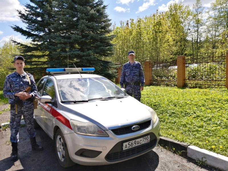 В Ленинском районе Подмосковья сотрудники Росгвардии задержали подозреваемых в краже после закрытия магазина