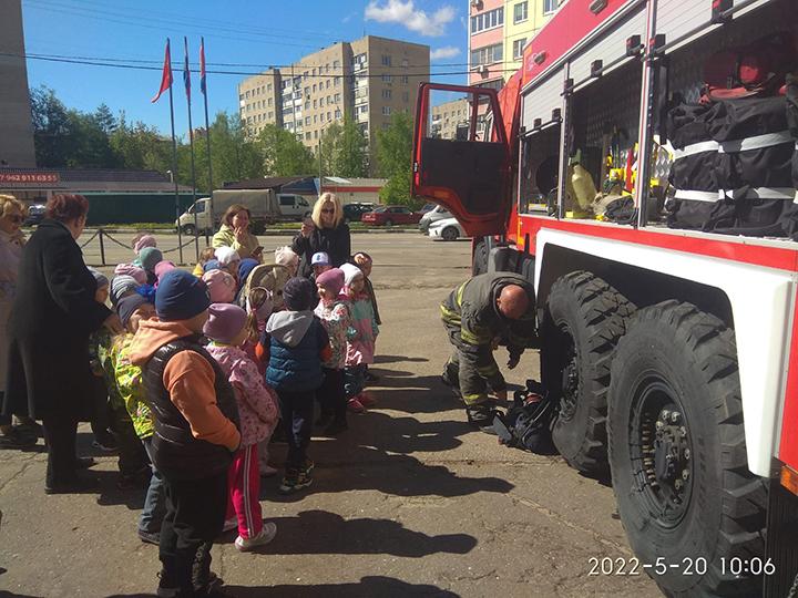 Огнеборцы ГКУ МО «Мособлпожспас» рассказали о мерах пожарной безопасности дошколятам в Лыткарино