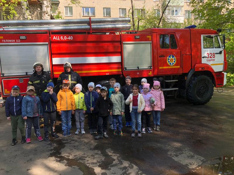 Занятия по безопасности перед летними деньками провели огнеборцы пожарно-спасательной части 328-й с дошколятами детского сада «Бурёзка» в Красноармейске.