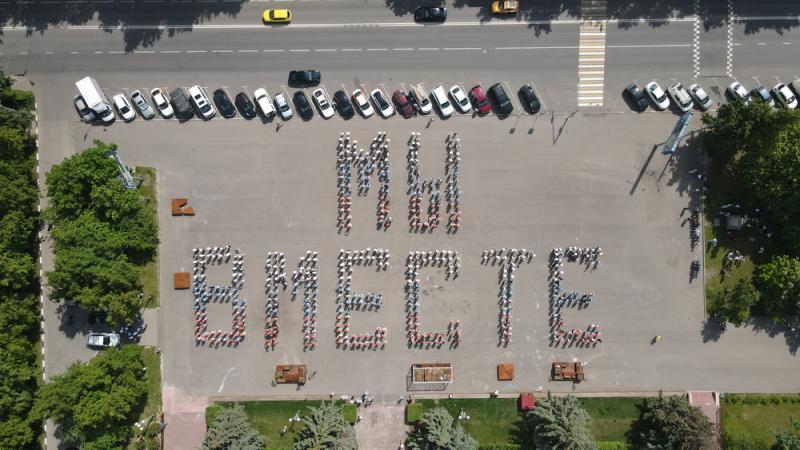 Свыше 1000 человек участвовали в акции ко Дню России в Реутове