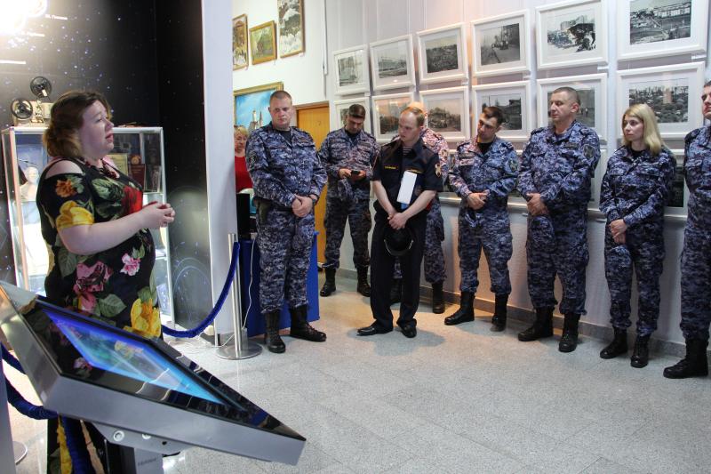 Сотрудники подмосковного ОВО посетили городской музейно-выставочный центр