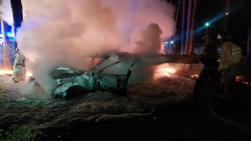 Спасатели ГКУ МО «Мособлпожспас» потушили загоревшийся автомобиль, попавший в ДТП в Ступино