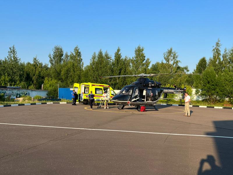 Спасатели ГКУ МО «Мособлпожспас» обеспечили безопасность посадки вертолета, который доставил 6-летнюю пациентку в Химки