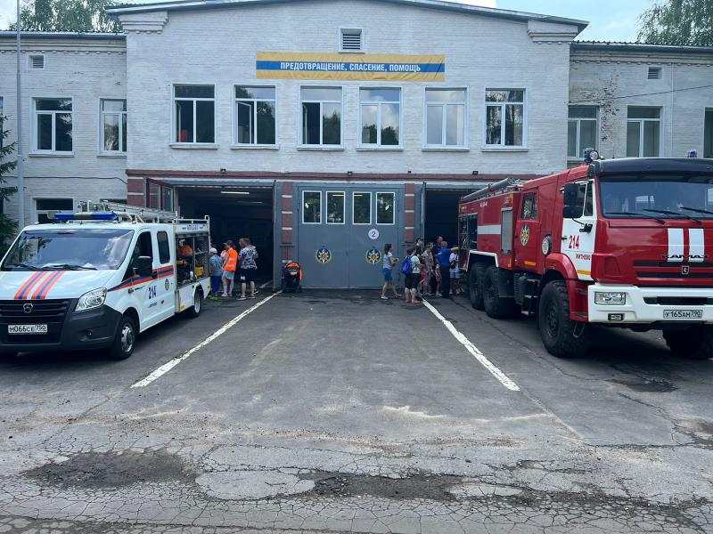 Пожарные ГКУ МО «Мособлпожспас» провели экскурсию для воспитанников летнего лагеря в Домодедове
