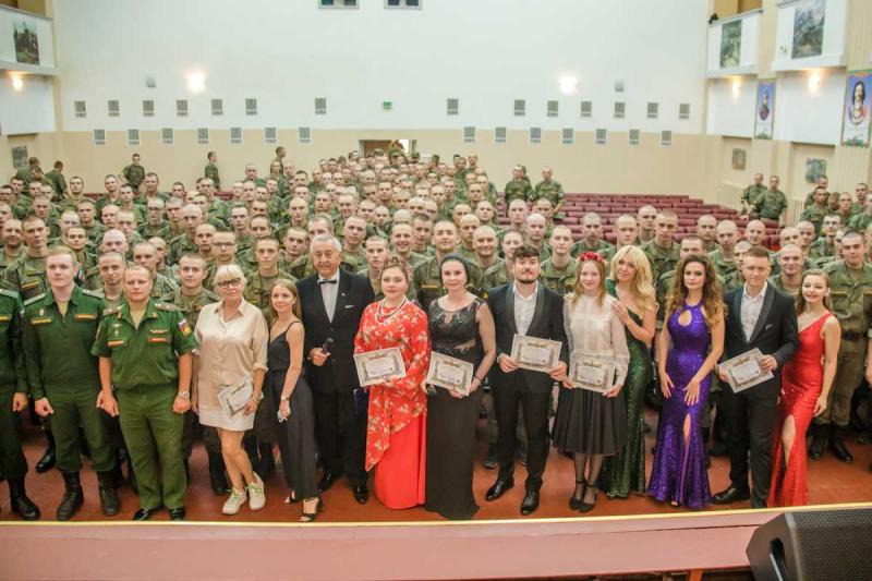 В подмосковном Чехове состоялся концерт для военнослужащих Российской Армии.